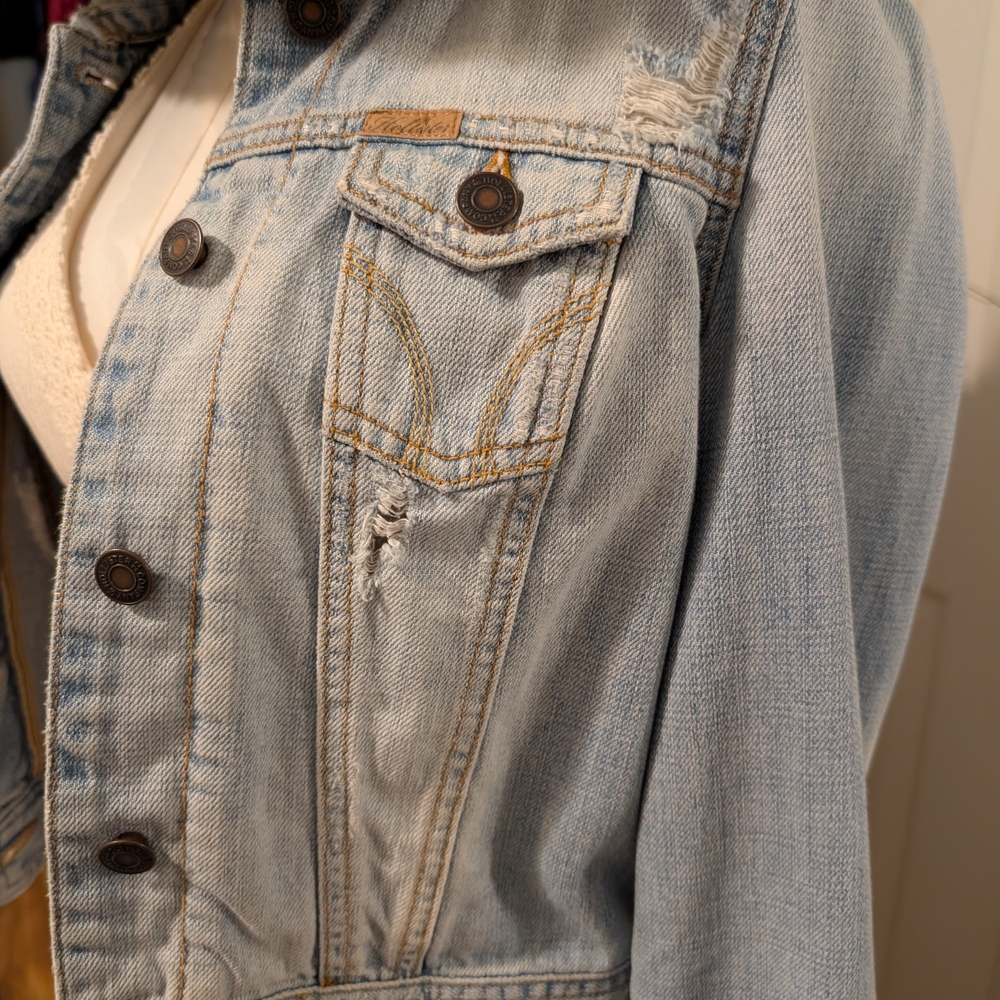 🧥 Hollister Lightwash Distressed Denim Trucker Jacket (like new) Sustainable - Picture 6 of 12